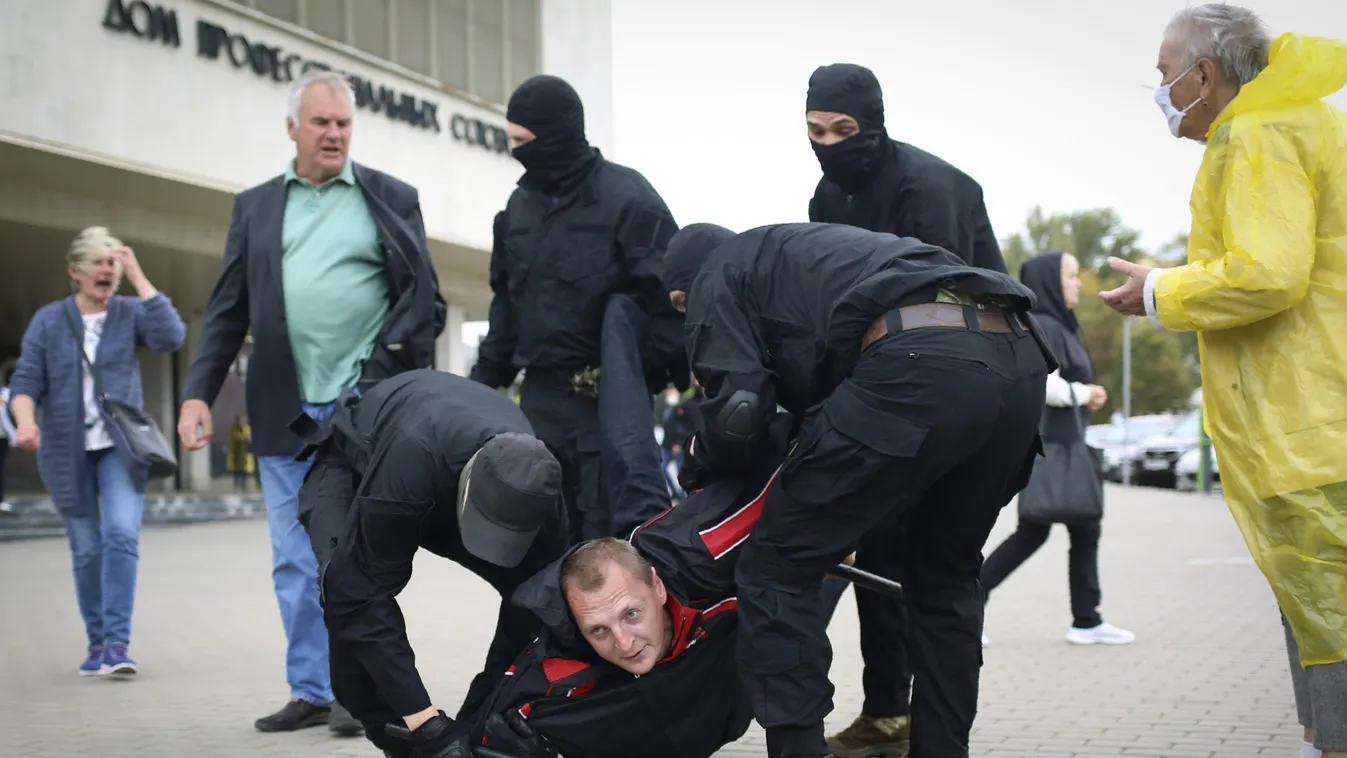 Minszk, 2020. szeptember 27.
Rendőrök őrizetbe vesznek egy tiltakozót az elnökválasztás eredménye elleni tüntetésen Minszkben 2020. szeptember 27-én. Az augusztus 9-i elnökválasztás tüntetéshullámot váltott ki Fehéroroszországban, mert a tiltakozók szerin