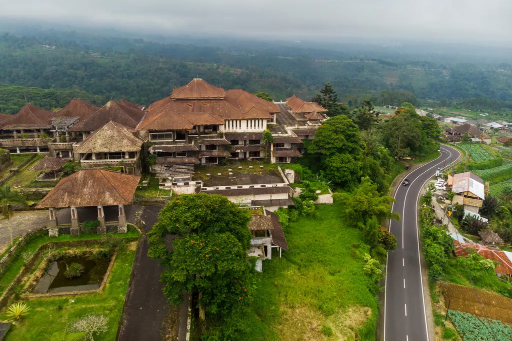 Ghost Palace Hotel, PI Bedugul Taman Rekreasi Hotel and Resort, elhagyatott, üres, szellemhotel, Bali, galéria, 2023 