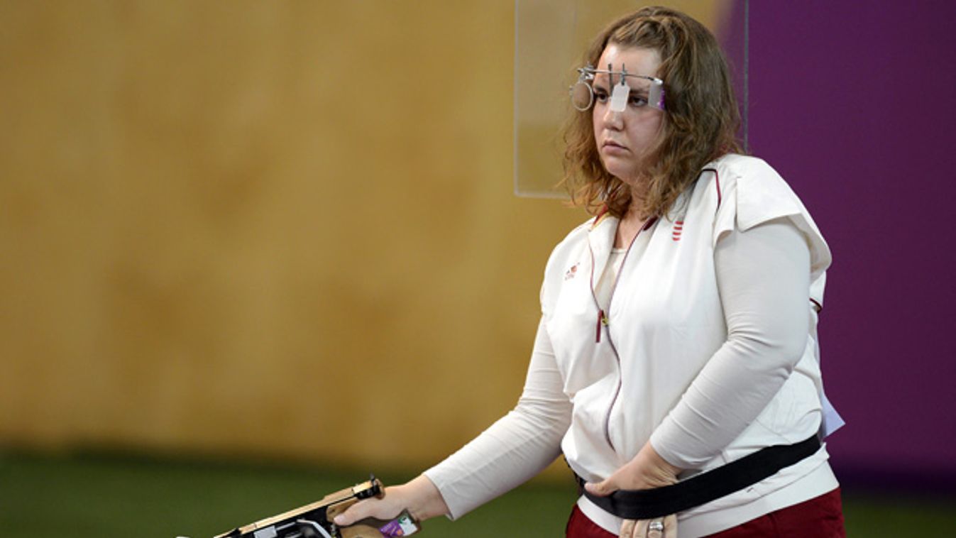 Csonka Zsófia célra tart a 2012-es londoni nyári olimpia női sportpisztoly 25 méteres selejtezőjében