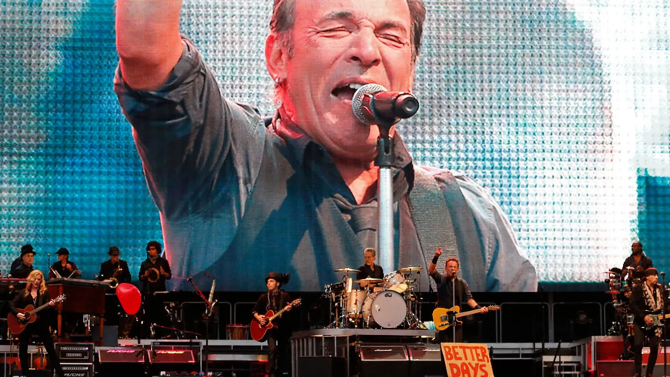 Bruce Springsteen amerikai zenész egy koncerten Gijonban, Spanyolországban