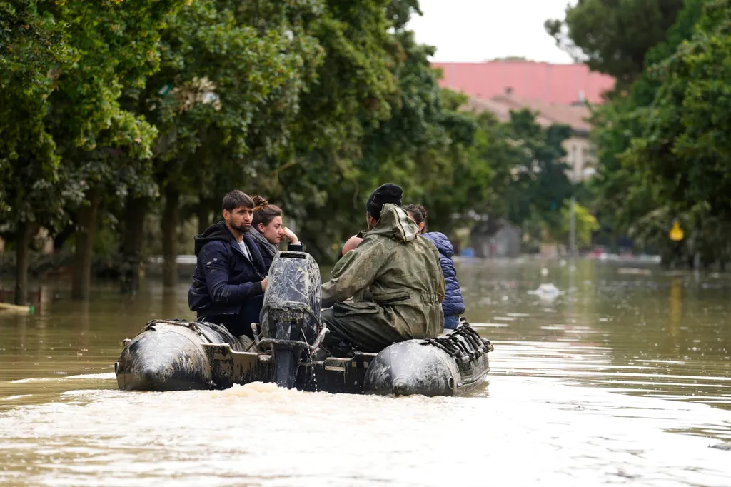 Faenza, 2023. május 18.
Árvízből mentik az embereket a közép-olaszországi Faenzában 2023. május 18-án. Az elsősorban Emilia Romagna tartományt sújtó áradások nyolc ember halálát okozták, több mint tizenháromezret pedig otthona elhagyására kényszerítettek.