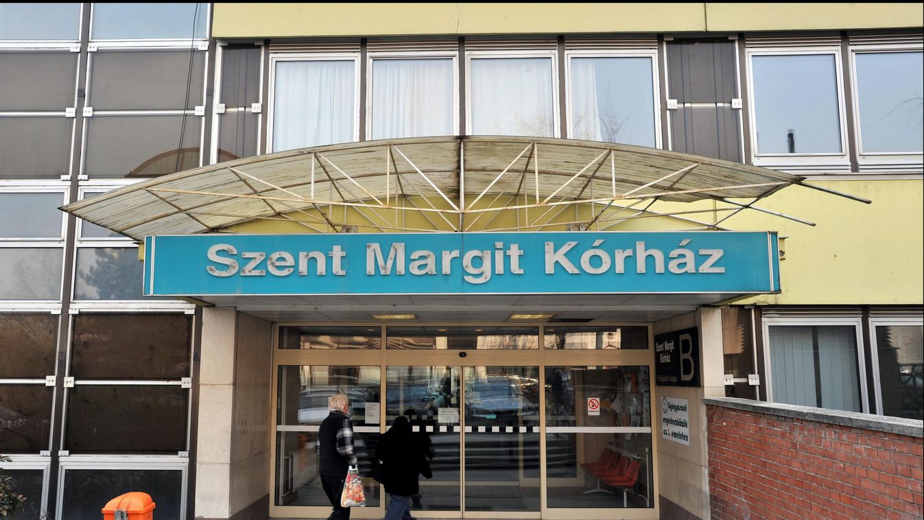 Szent Margit Kórház főépületének bejárata. 