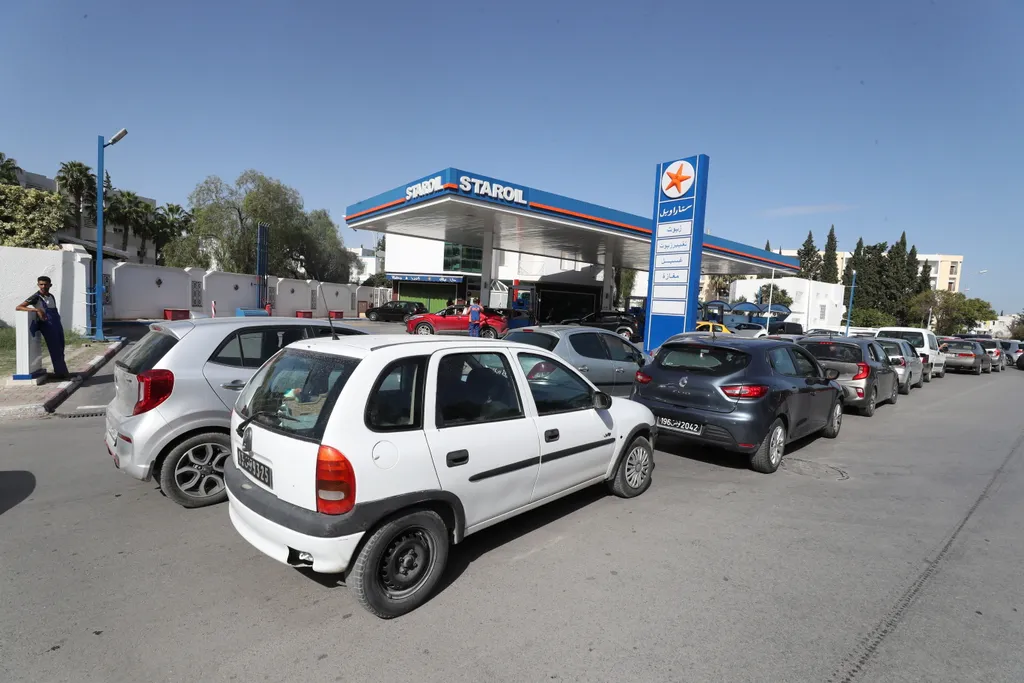 üzemanyag, hiány, benzin, dízel, Tunézia, sor állás, autók sorban állnak, Tunisz, 2022. 10. 10. 
