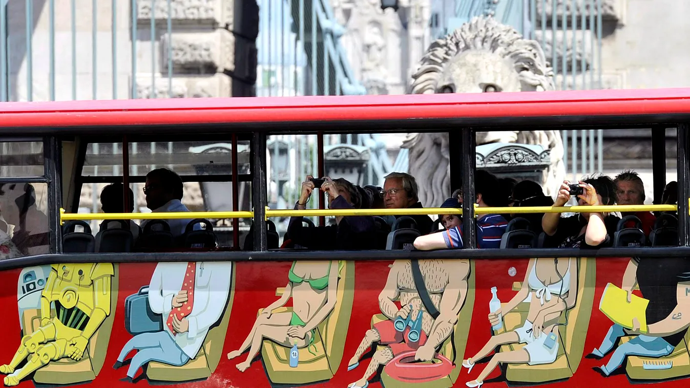 Turisták Budapesten, városnézés, turizmus, városnéző busz, turista 