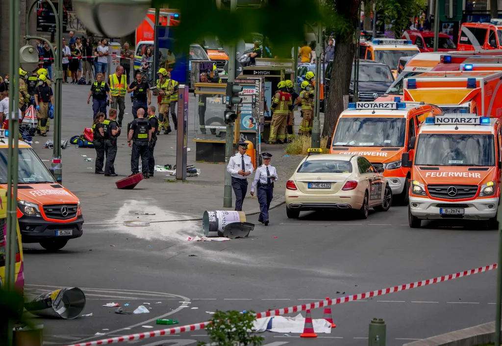 baleset, Berlin, autó, 
Rendőr tűzoltó  berlini Breitscheid tér, gázolás, tömeg, helyszín 