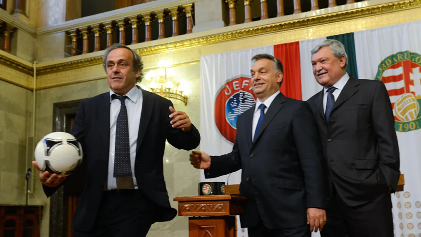 Michel Platini, az UEFA elnöke, Orbán Viktor miniszterelnök, és Csányi Sándor, az MLSZ elnöke sajtótájékoztatót tart a parlamentben 2013. szeptember 10-én