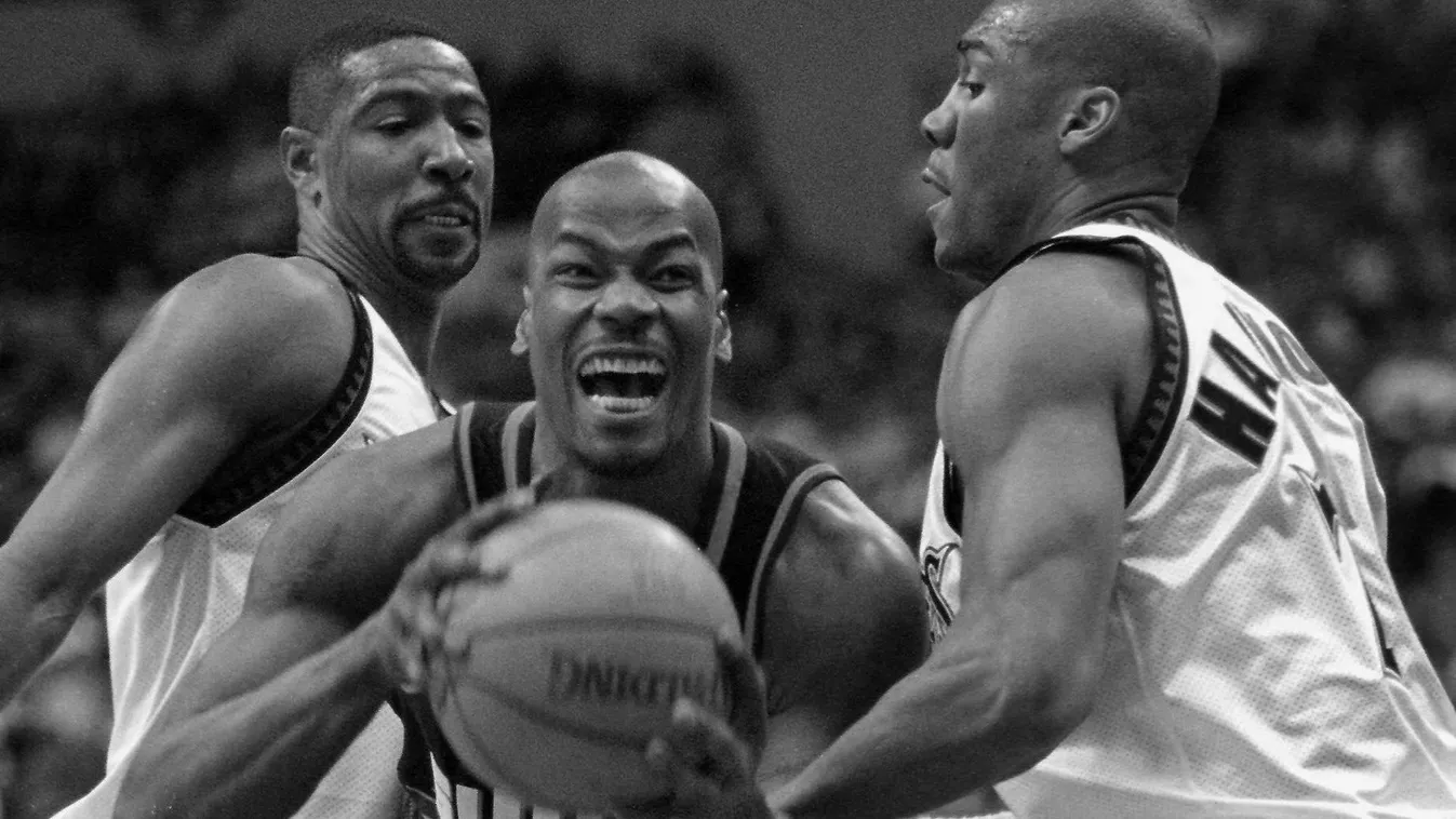 Square Horizontal SPORT-ACTION BASKETBALL The Phoenix Suns' Cliff Robinson finds himself well covered between Minnesota Timberwolves' Tom Hammonds (R) and Sam Mitchell (L) as he goes up for a shot in the second quarter. The Wolves won 97-92, 28 April 1999