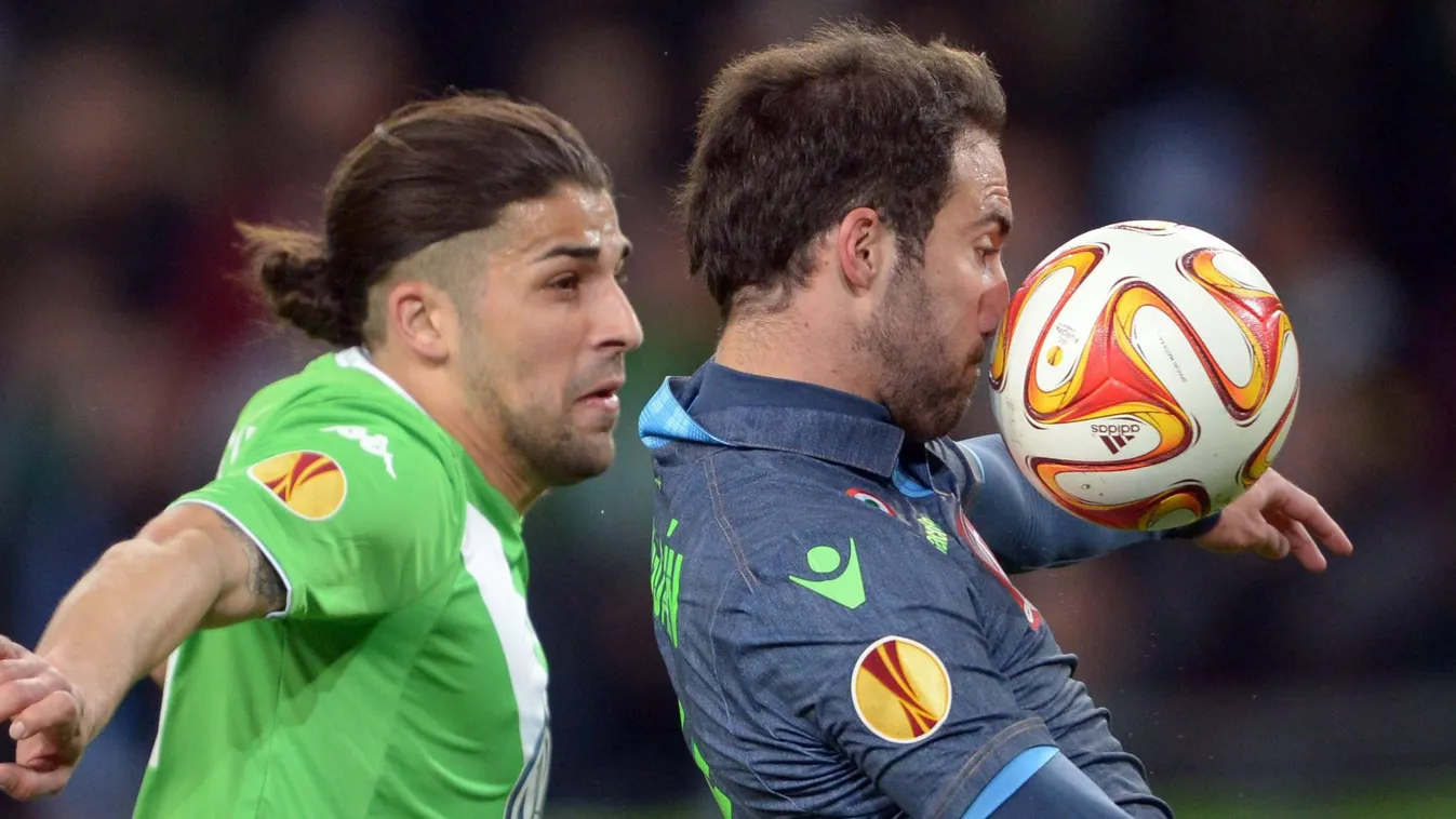 Wolfsburg, 2015. április 16.
Ricardo Rodriguez, a Wolfsburg (b) és Gonzalo Higuain, az olasz Napoli argentin játékosa a labdarúgó Európa Liga negyeddöntőjének első mérkőzésén a németországi Wolfsburgban 2015. április 16-án. (MTI/EPA/Peter Steffen) 