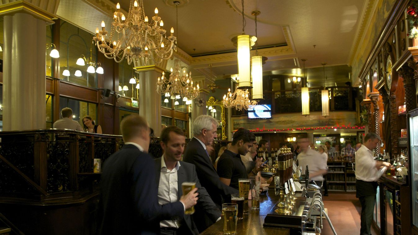 ALCOHOL bar BEER Business CAFE Capital (City) England EUROPE evening Group HORIZONTAL illuminated Indoors LIGHTING London MAN NIGHT People PUB RESTAURANT TOURISM TOURIST United Kingdom WOMAN 