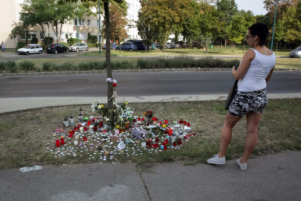 Virágok és mécsesek Zuglóban, a Vezér utca és a Füredi utca sarkánál 2019 szeptember másodikán, a helyen, ahol LL Junior fiát halálos baleset érte Virágok és mécsesek Zuglóban, a Vezér utca és a Füredi utca sarkánál 2019 szeptember másodikán, a helyen, ah