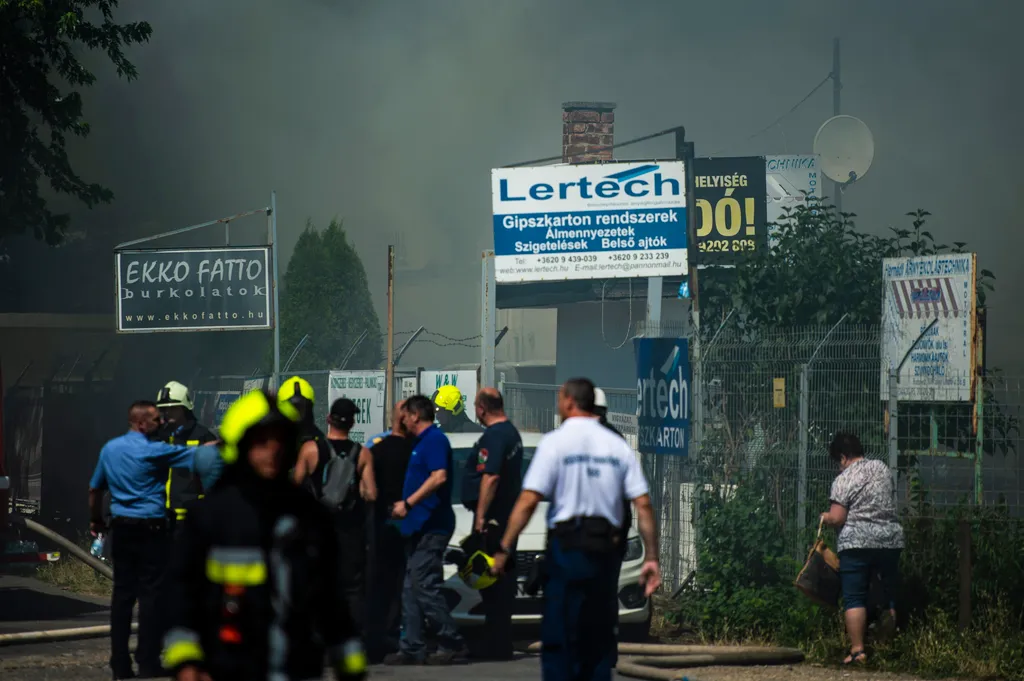 Tűz van a XIII kerületben, Tatai utca, tűz, Budapest, hőség, tűzoltó, JAVÍTOTT 