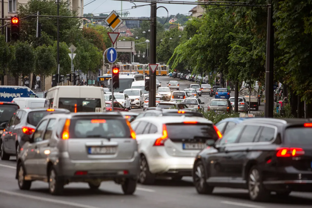 iskolakezdés, iskola, szeptember 1, maszk, diákok, sulikezdés, forgalom közlekedés dugó Budapest 