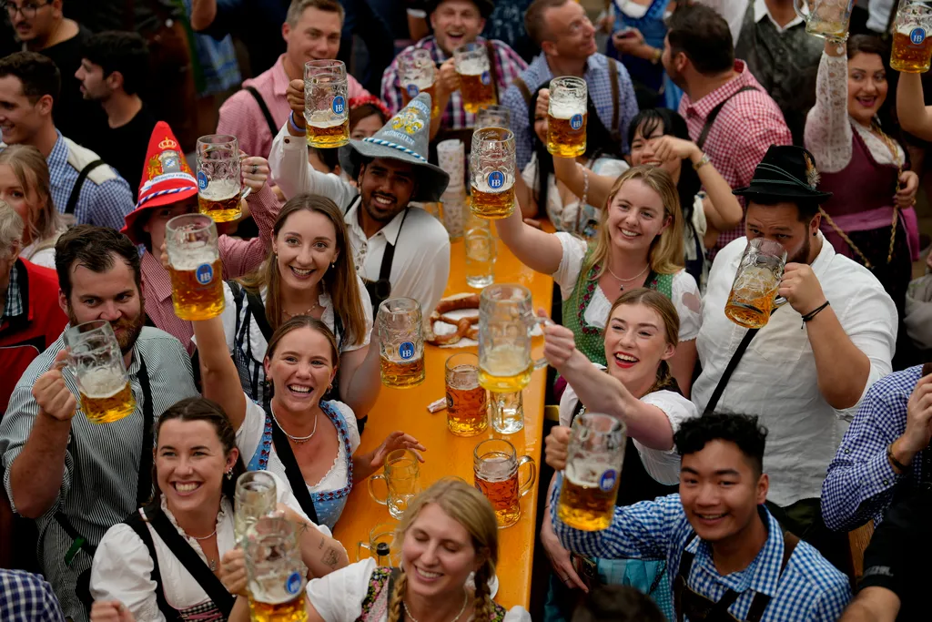 sörünnep Oktobefest sör alkohol München  miután megnyílt az őszi müncheni sörfesztivál, a 188. Oktoberfest 2023. szeptember 16-án. Az október 3-ig tartó Oktoberfest a világ legnagyobb sörünnepe.
MTI/AP/Matthias Schrader 