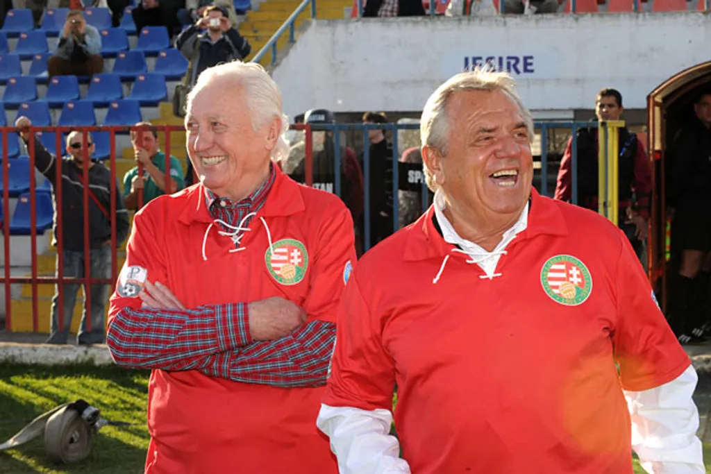 Mészöly Kálmán és Albert Flórián korábbi válogatott labdarúgók a 100 éve alakult Nagyváradi Atlétikai Club (NAC) tiszteletére rendezett Nagy idők focija című gálán 