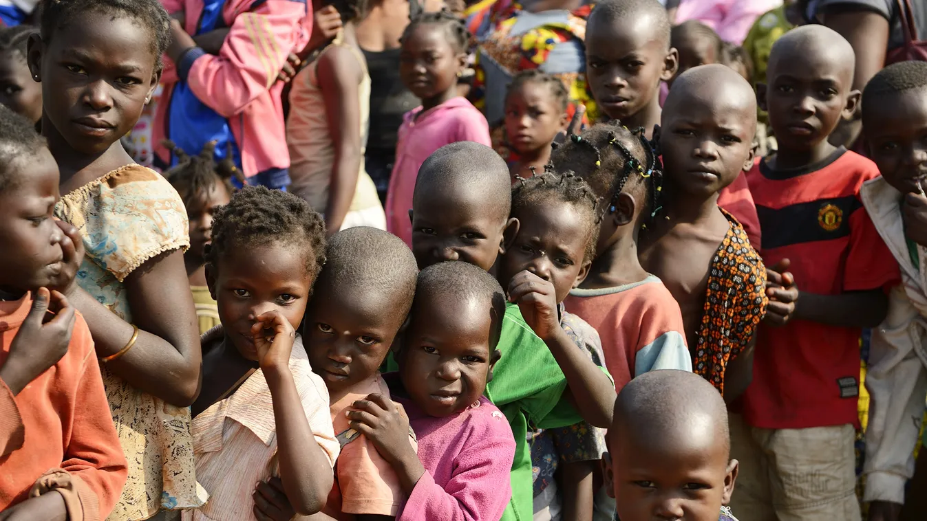 közép-afrikai köztársaság, menekült gyerekek az Mpoko repülőtéren Bangui közelében 