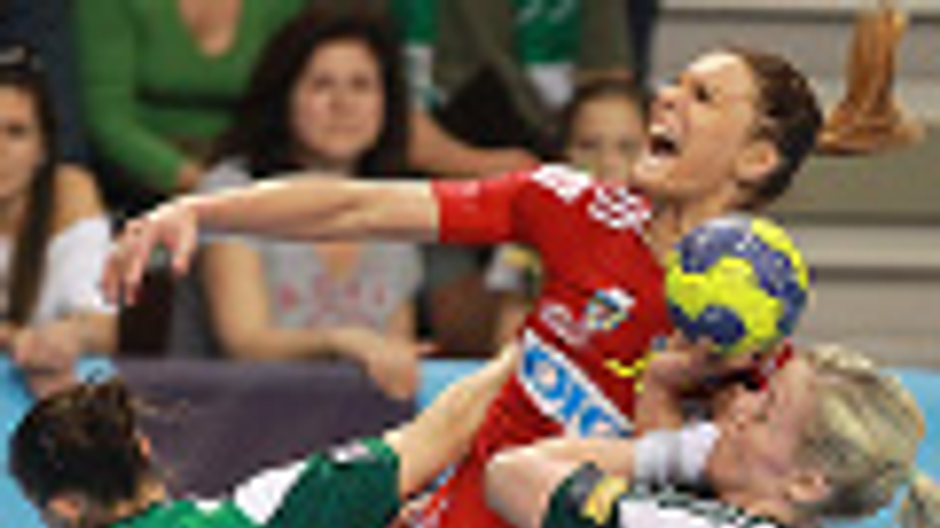 Katarina Bulatovic, az Oltchim Valcea játékosa győri ellenfeleivel harcol