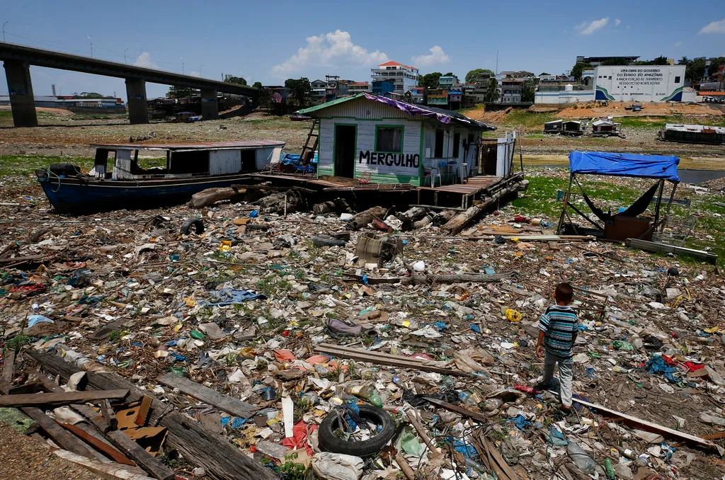 Aszály Brazília kiszáradt Rio Negro folyó előtt a csaknem teljesen kiszáradt Rio Negro folyó szeméttel borított medrében, Manaus városban 2023. szeptember 26-án.
MTI/AP/Edmar Barros 