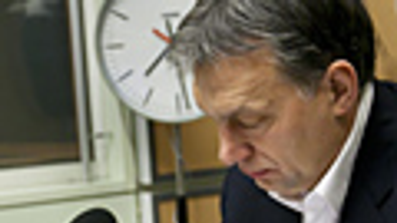 Orbán Viktor miniszterelnök jegyzetel a Magyar Rádió stúdiójában, mielőtt interjút ad az MR1-Kossuth Rádió 180 perc című műsorában 2012.02.03-án