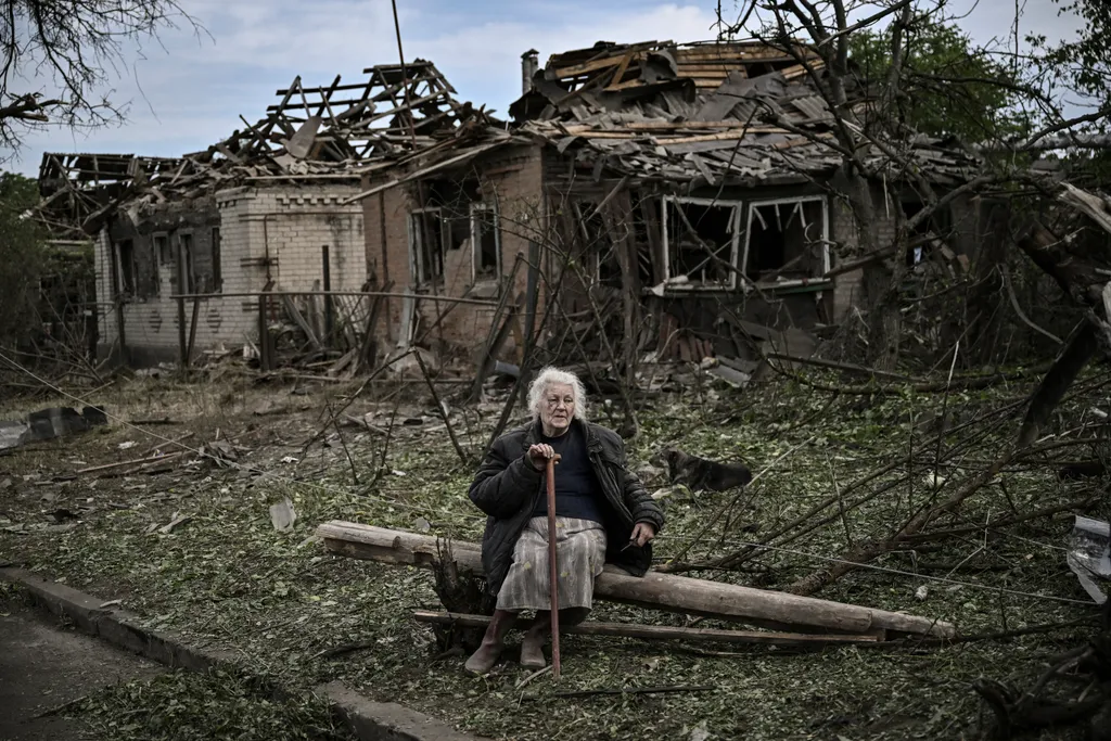 ukrán válság 2022, orosz ukrán háború, orosz ukrán konfliktus, háború, rom, romok, lakó, ember 