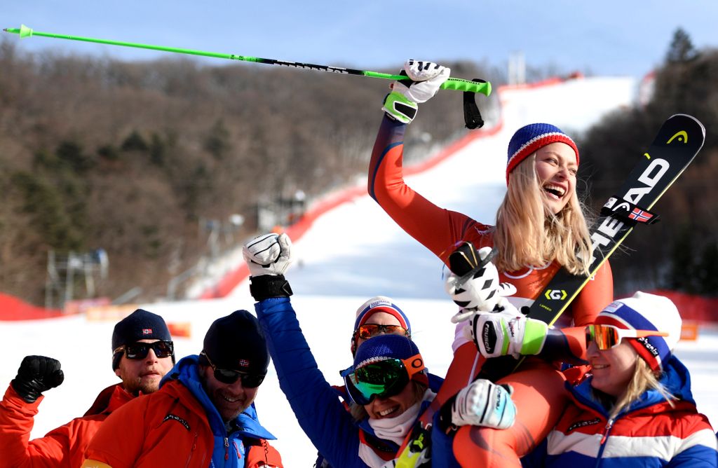 A norvég Ragnhild Mowinckel, miután ezüstérmet nyert a phjongcshangi téli olimpia alpesisí-versenyei női óriásműlesiklásában 
