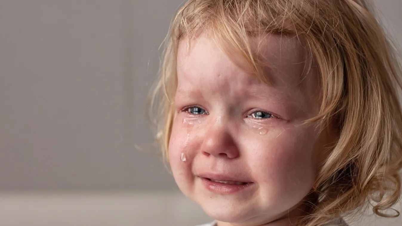 szomorú kislány gyerek sír Kegyetlen gyerekek, versus frusztrált felnőttkor 