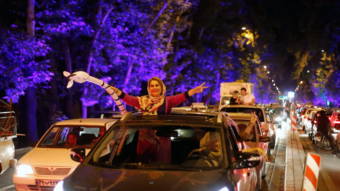 Teherán, 2015. július 14.
Teherániak a győzelem jelét mutatva ünnepelnek 2015. július 14-én, miután ezen a napon megállapodással zárult az iráni nukleáris programról folytatott tárgyalások újabb fordulója Irán és az Egyesült Államokat, Kínát, Franciaorszá