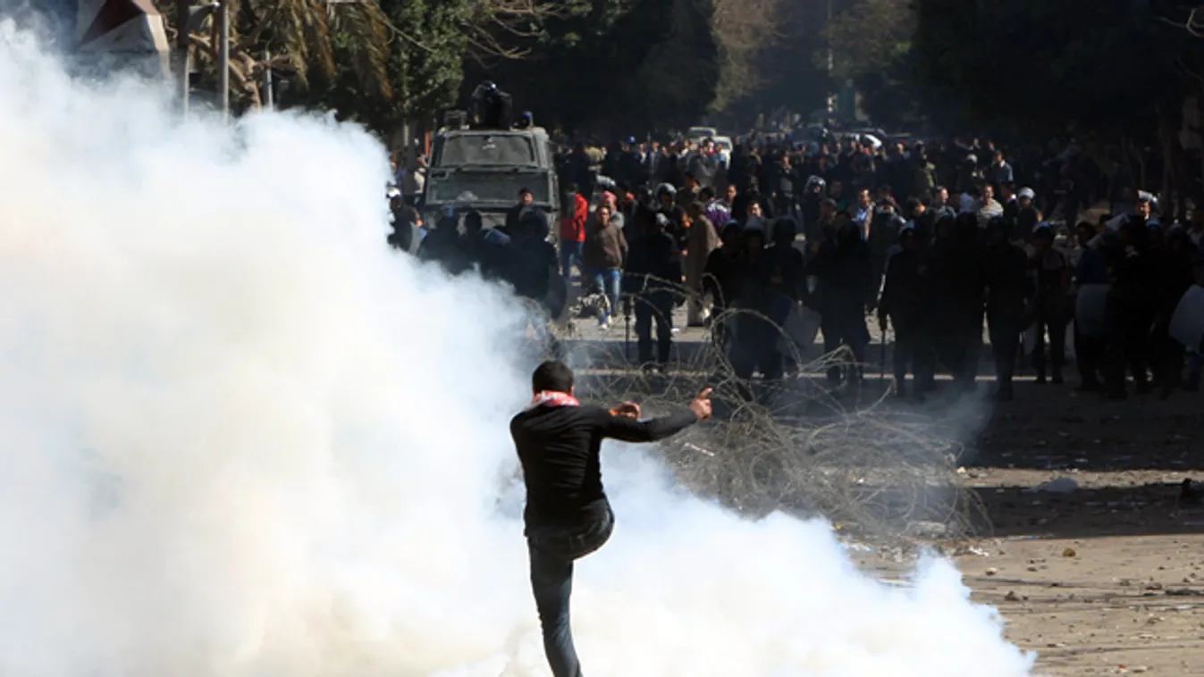 tüntetés, demonstráció, összecsapás a rendőrökkel, egyiptom,