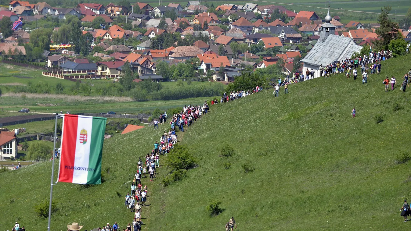 Csíksomlyó, 2015. május 23.
Zarándokok érkeznek a misére a csíksomlyói búcsún a Kis- és Nagysomlyó-hegy közötti nyeregben felállított oltárhoz 2015. május 23-án.
MTI Fotó: Máthé Zoltán 