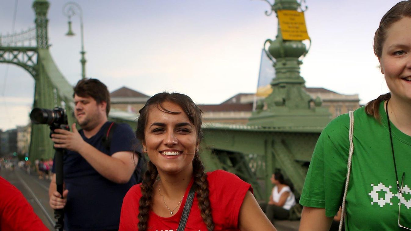 A világ minden tájáról érkező diákok magyar néptánc flash mobbal hívják fel a figyelmet a magyar nyelv és a magyar kultúra népszerűségére a lezárt Szabadság hídon 2017 augusztus 6-án.

Több mint félszáz diák tanul magyar nyelvet a Külgazdasági és Külügymi