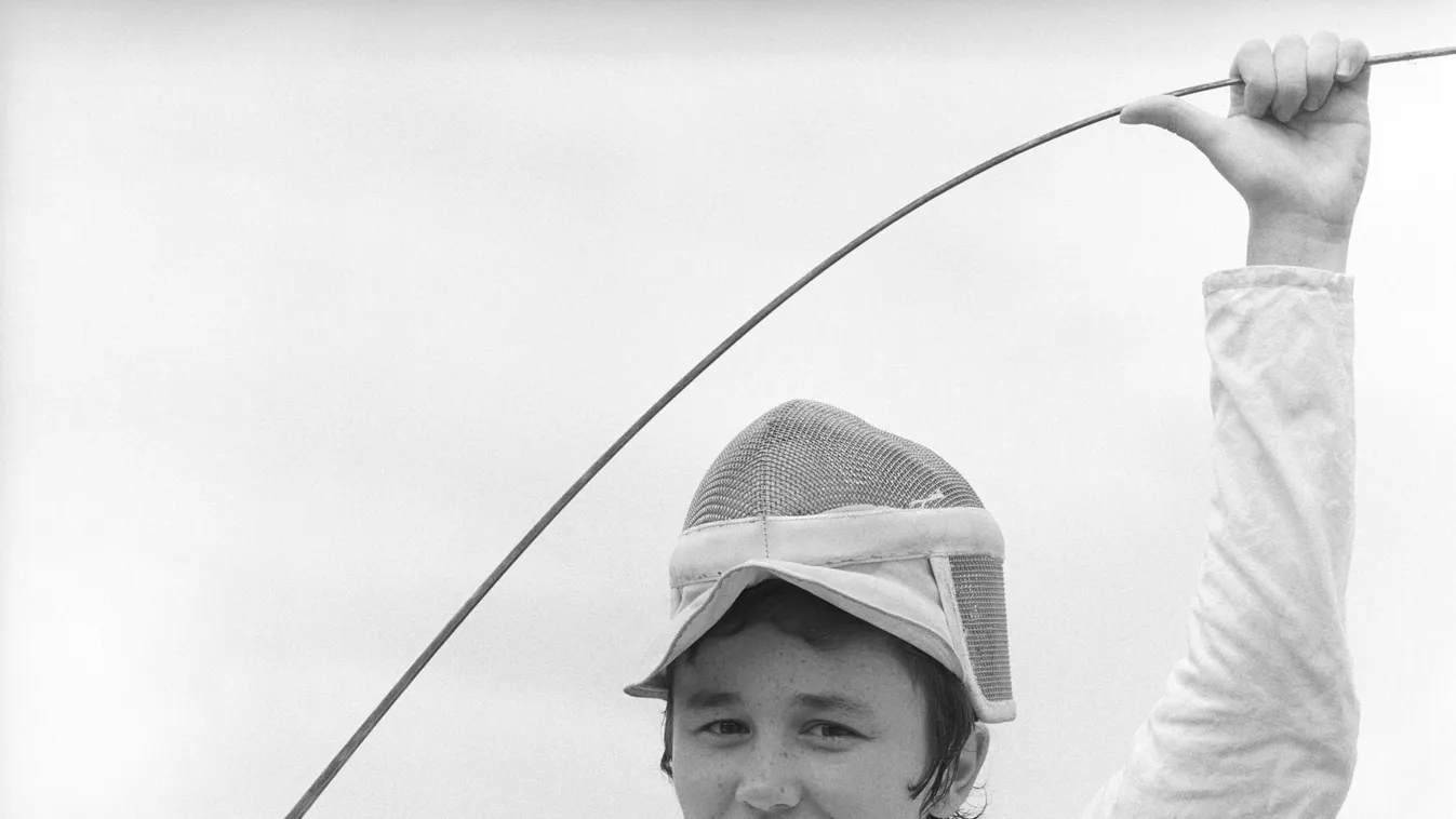 Tordasi Ildikó arckép, portré FOTÓ KÉPKIVÁGÁS Közéleti személyiség foglalkozása sportoló SZEMÉLY Budapest, 1972. július 4.
Tordasi Ildikó vívó, a XX. nyári olimpiára készülő magyar vívóválogatott tagja.
MTI Fotó: Kovács Gyula 