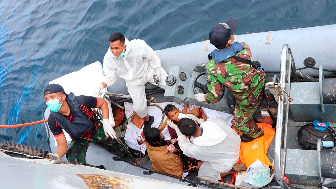 Makassar-szoros, 2022. május 30.
Az indonéziai Országos Kereső- és Mentőhatóság (BASARNAS) felvétele hajótöröttekről az indonéziai haditengerészet mentőcsónakjában a szigetország Dél-Szulavézi tartományában levő Makassar-szorosban 2022. május 29-én. Három