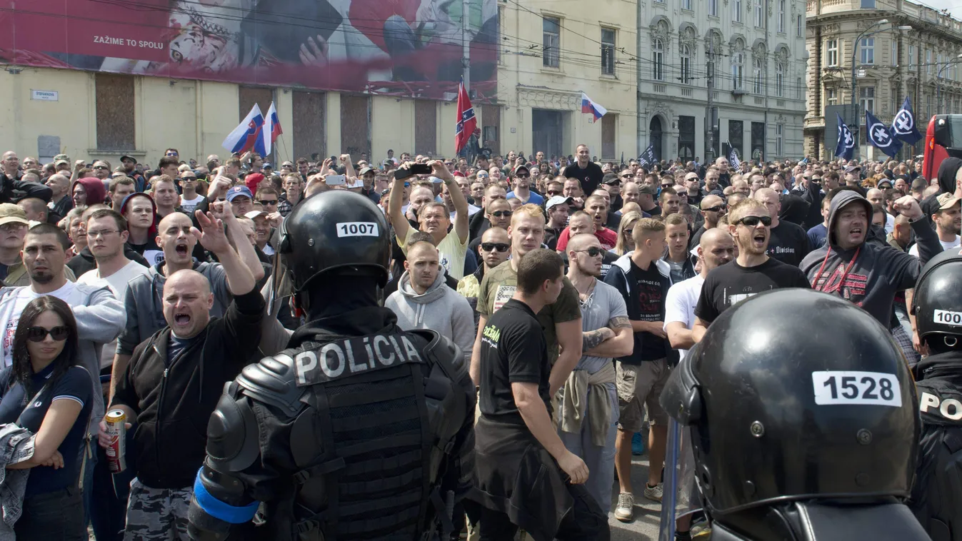 Pozsony, 2015. június 20.
Tüntetők Európa állítólagos iszlamizálódása és az Európai Unió menekültpolitikája ellen tiltakoznak Pozsony belvárosában 2015. június 20-án. (MTI/TASR/Andrej Galica) 