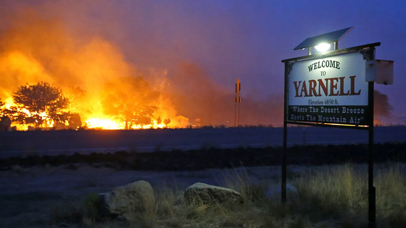 Erdőtűz pusztít az Arizona állambeli Yarnellben 2013. június 30-án. A 800 hektáron pusztító tűz oltása közben legalább 19 tűzoltó meghalt