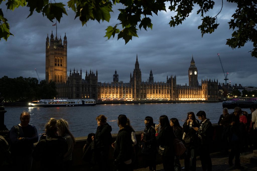 II. ERZSÉBET London, 2022. szeptember 16.
Sorban állnak emberek a Temze partján, a parlamenttel átellenben, hogy leróják kegyeletüket a londoni Westminster-csarnokban felravatalozott II. Erzsébet királynő előtt 2022. szeptember 15-én. A szeptember 8-án, 9