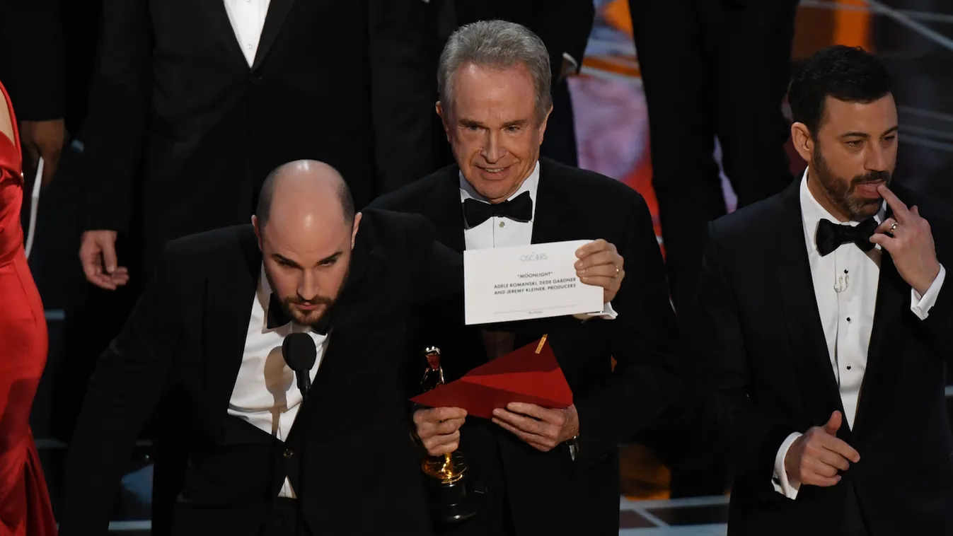 695240683 film TOPSHOTS Horizontal US actor Warren Beatty (C) shows the card reading Best Film 'Moonlight" after mistakingly reading "La La Land" initially at the 89th Oscars on February 26, 2017 in Hollywood, California. / AFP PHOTO / Mark RALSTON 