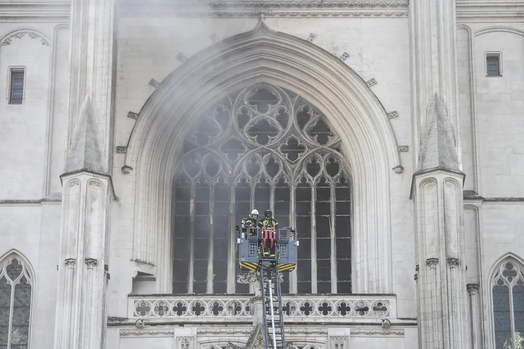 Nantes katedrális, tűz, tűzoltók, oltás, 
Cathédrale Saint-Pierre-et-Saint-Paul 