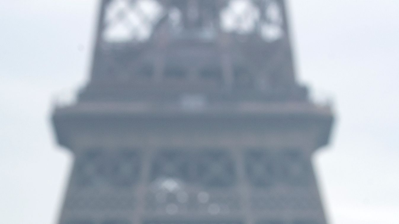 koronavírus miatt szájmaszkot viselő turista Párizsban 