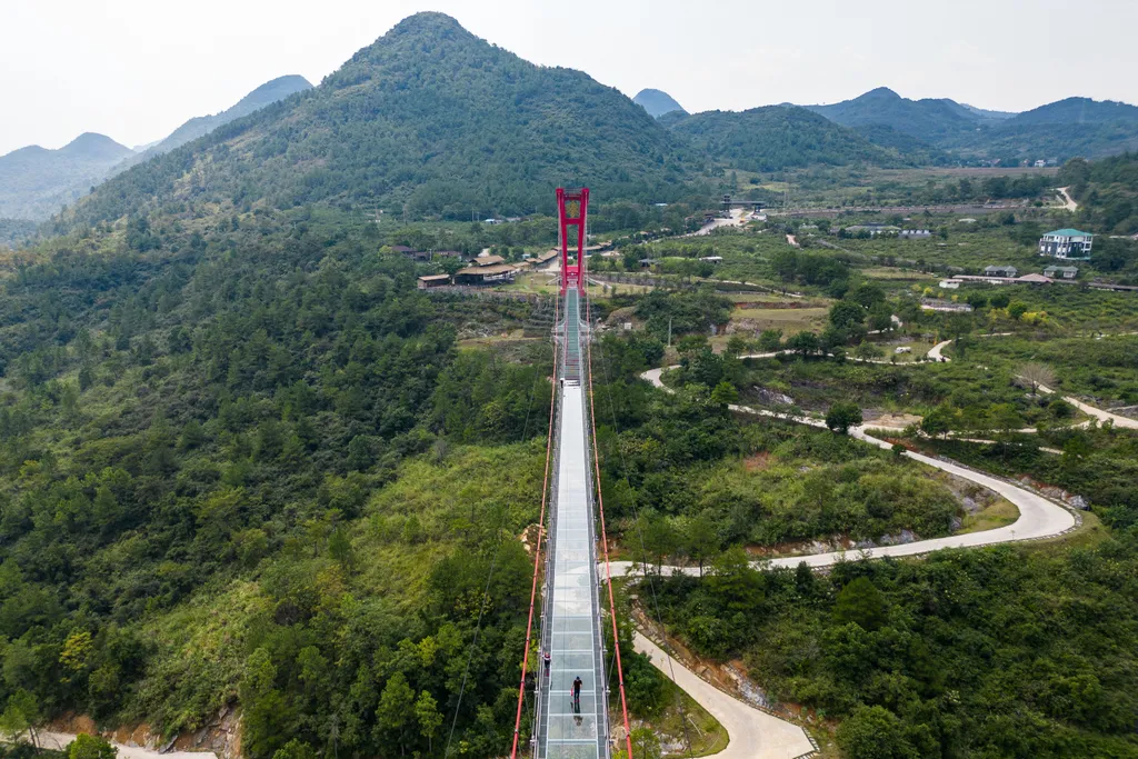 526 méter hosszú üveghíd Kuangtung tartományban, üveghíd, Kína, 