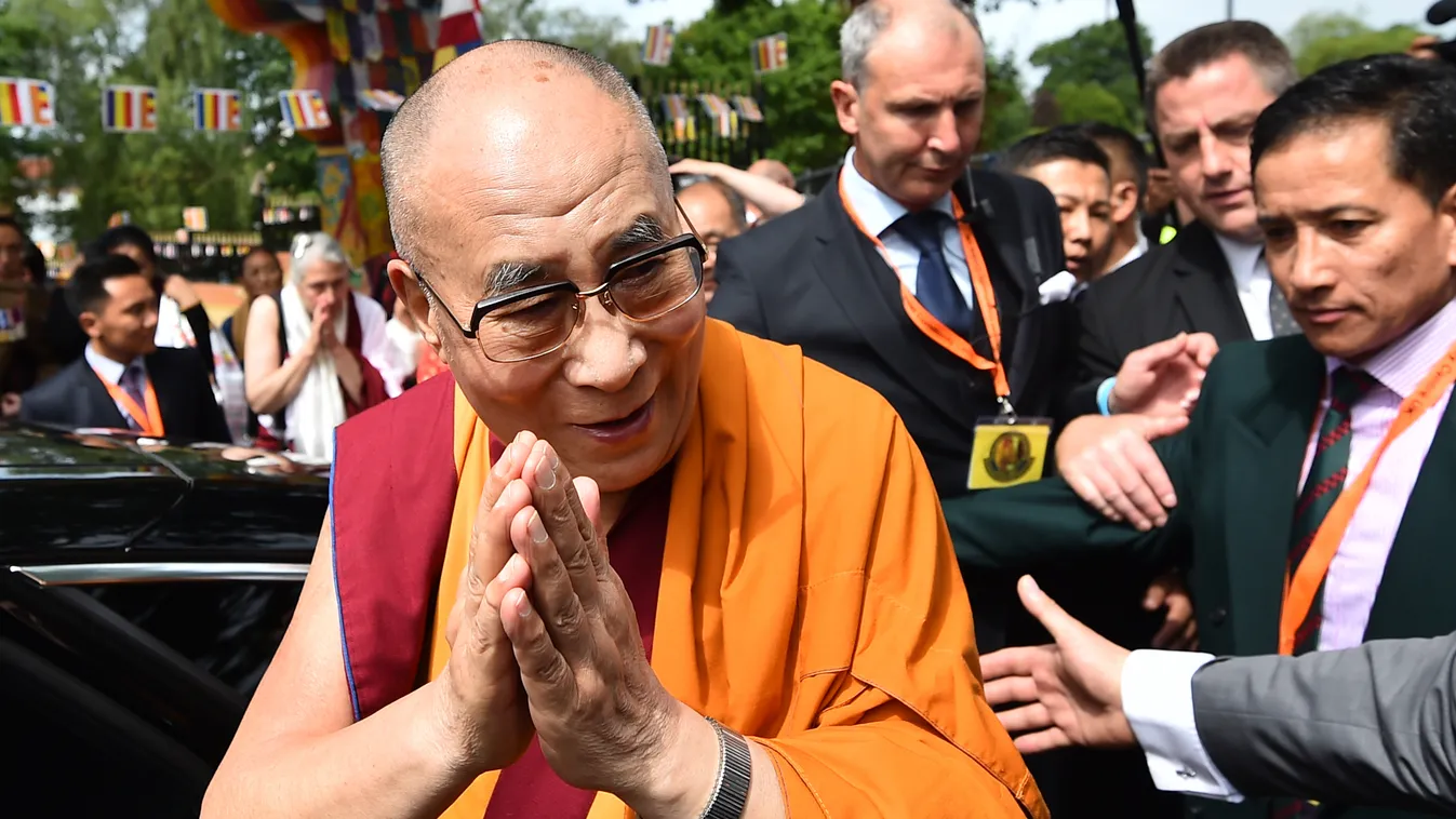 Tendzin Gyaco a 14. dalai láma érkezik az angliai Aldershot településre, ahol egy nagylétszámú nepáli csoport várta

http://www.origo.hu/kultura/kotve-fuzve/20150417-ket-spiritualis-vezeto-ot-napig-beszelget-a-boldogsagrol.html 