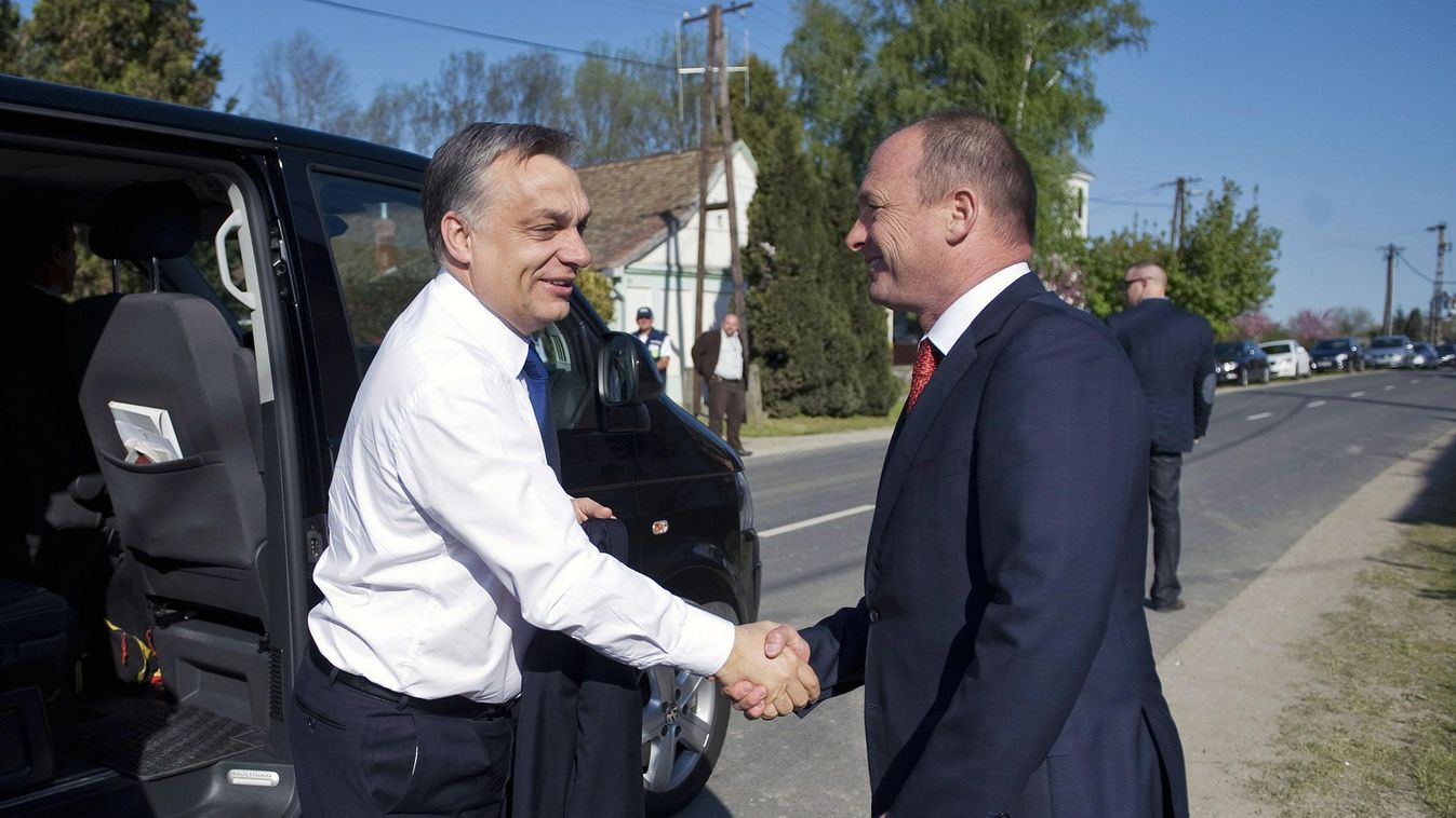 Kihelyezett kormányülés Kémesen, A kihelyezett kormányülésre érkező Orbán Viktor miniszterelnököt (b) Tiffán Zsolt, a Baranya megyei közgyűlés elnöke, a térség fideszes országgyűlési képviselője fogadja Kémesen 