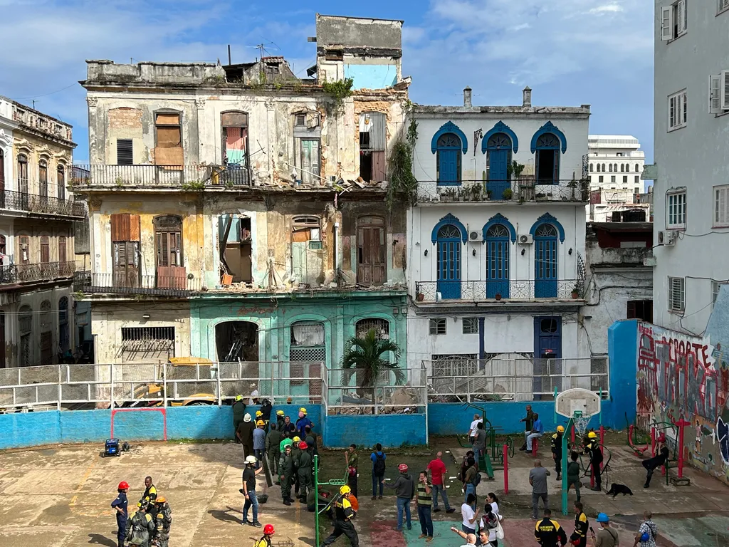 accidente lifestyle Horizontal BUILDING COLLAPSE Épületomlás Kuba mentés  meghalt két tűzoltó 