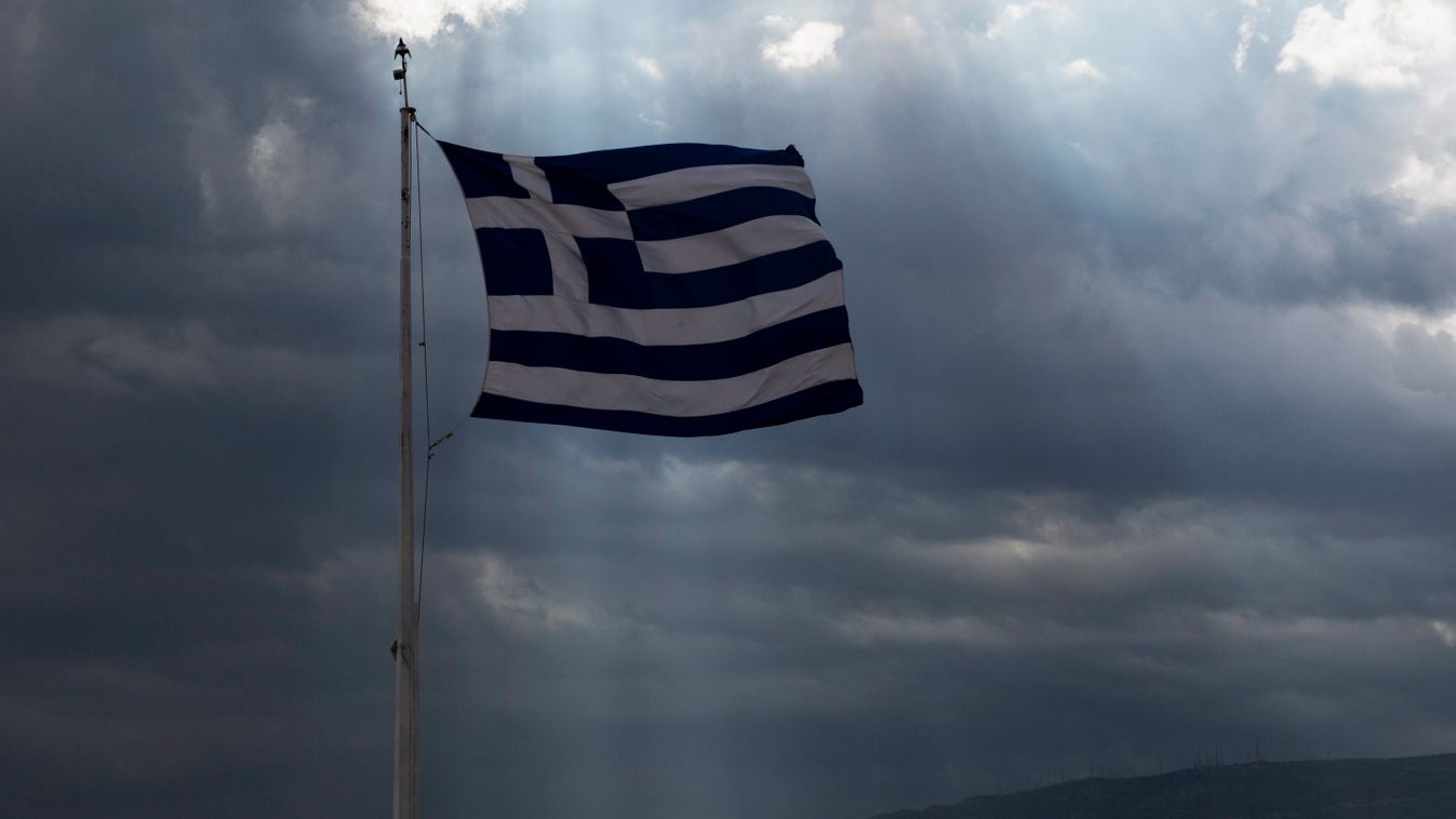 Athén, 2015. június 22.
Görög nemzetiszínű zászló lobog az athéni Akropolisz falán 2015. június 22-én, az euróövezeti országok állam-, illetve kormányfőinek a görög adósságválság ügyében összehívott rendkívüli tanácskozása napján. (MTI/AP/Petrosz Jannakur