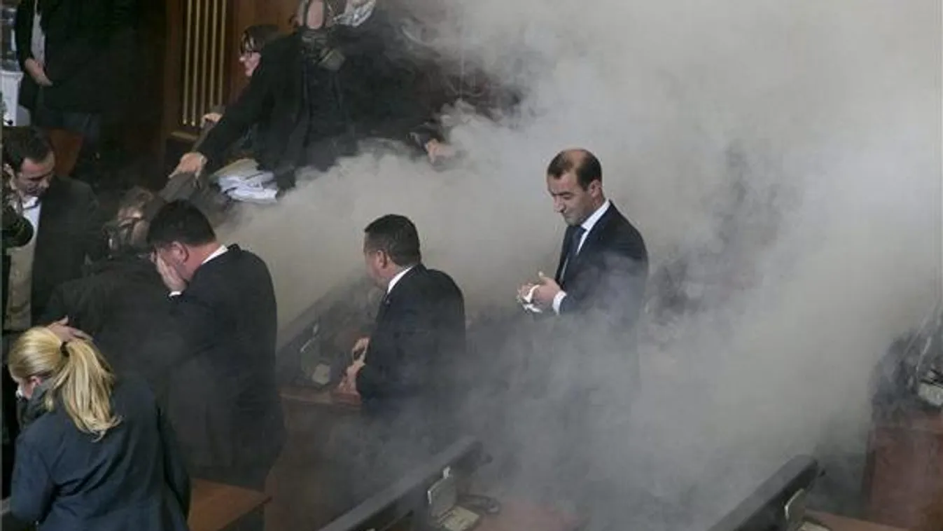 Könnygázzal támadt az ellenzék a koszovói parlamentben 