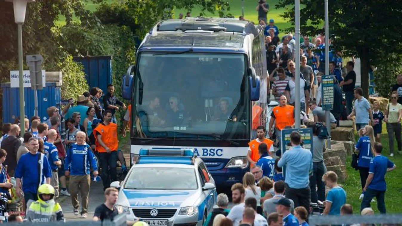 Bielefeld, 2015. augusztus 10.
A Hertha BSC német labdarúgóklub csapatának busza rendőrségi kísérettel érkezik a bielefeldi Schueco Arénához a Német Kupa első fordulójában az Arminia Bielefeld ellen játszandó mérkőzésre 2015. augusztus 10-én. A Hertha csa