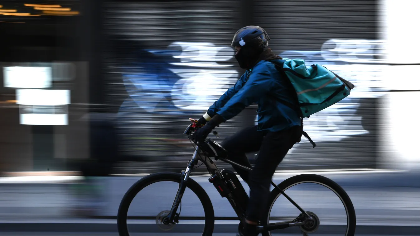Madrid Spanyolország koronavírus korona vírus betegség beteg kezelés fertőzés karantén üres néptelen futár házhozszállítás biciklisfutár 