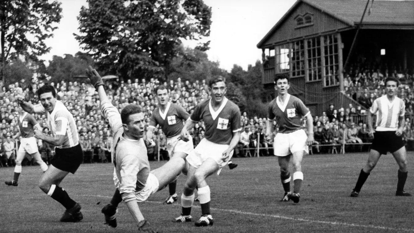 1958 FIFA World Cup: Argentina - Northern Ireland 3:1 .Fußball .Gruppenspiel .Nordirland-argentinien .Personen .Sport .WM .Weltmeisterschaft .argentinien-nordirland .historisch Argentina-Northern_Ireland Ball Northern_Ireland-Argentina People SPO Torszene