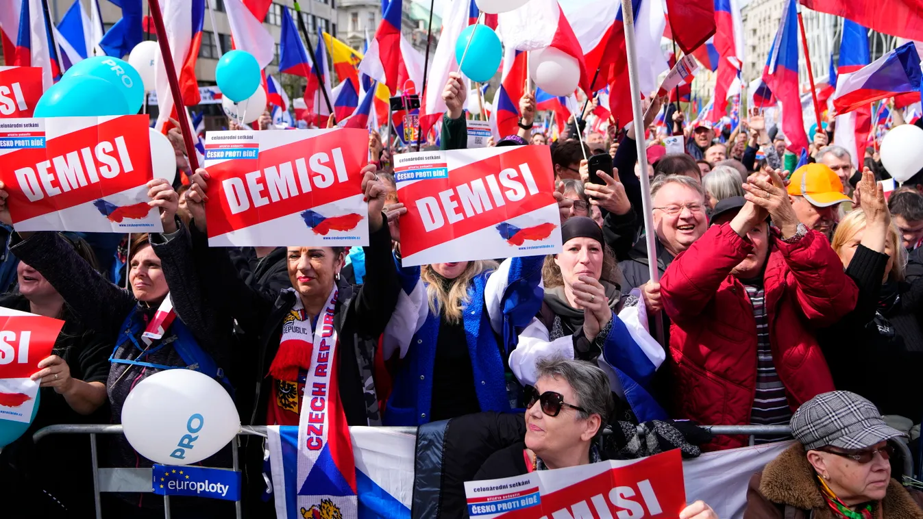 Prága, 2023. április 16.
A magas infláció ellen tiltakozó tüntetők a cseh kormány lemondását követelik Prágában 2023. április 16-án.
MTI/AP/Petr David Josek 