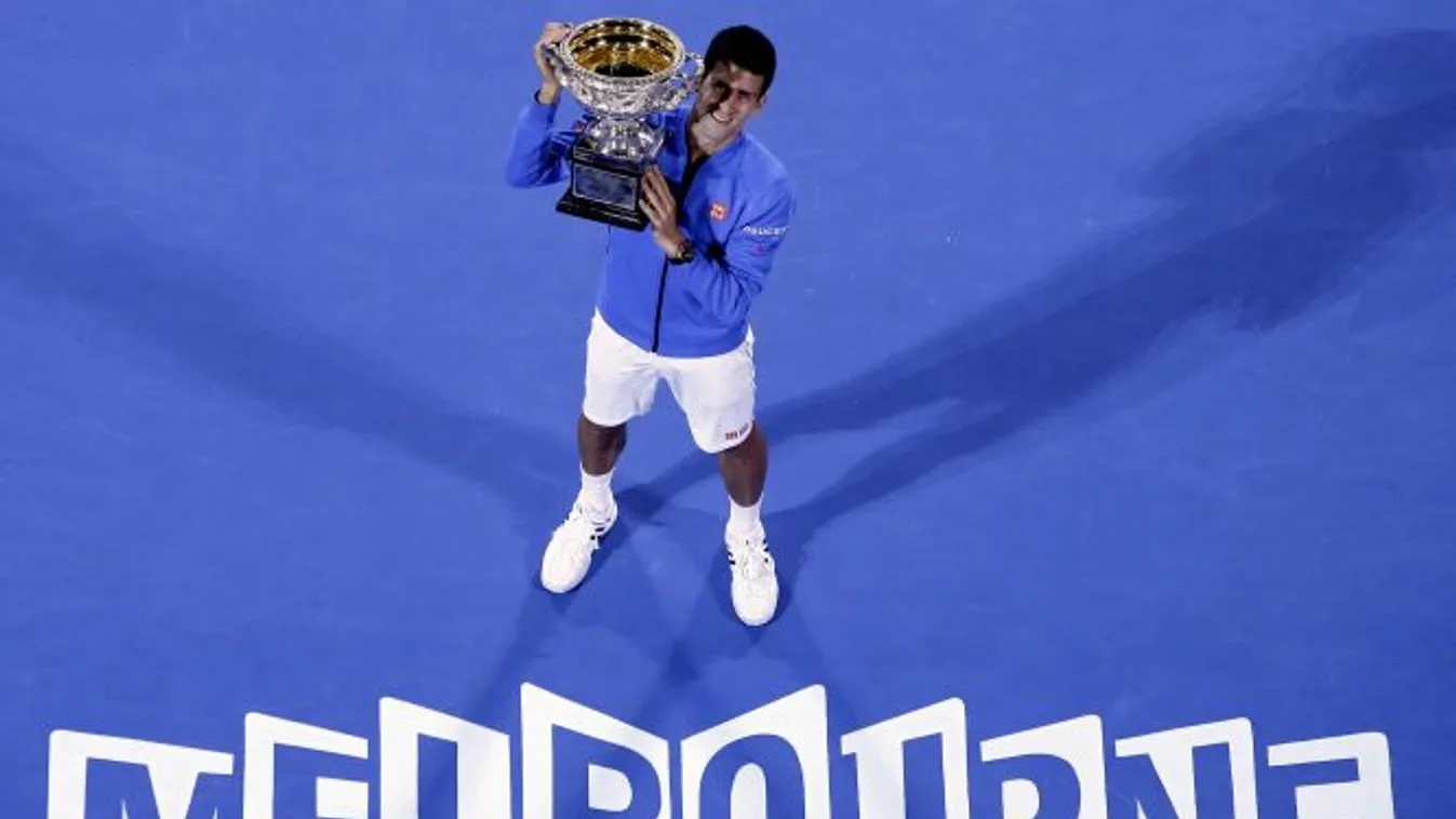 DJOKOVIC, Novak Melbourne, 2015. február 1.
A világelső szerb Novak Djokovic az ausztrál nyílt teniszbajnokság férfi egyes győztesének járó trófeával, miután a döntőben legyőzte a brit Andy Murrayt Melbourne-ben 2015. február elsején.  (MTI/AP/Lee Jin-man