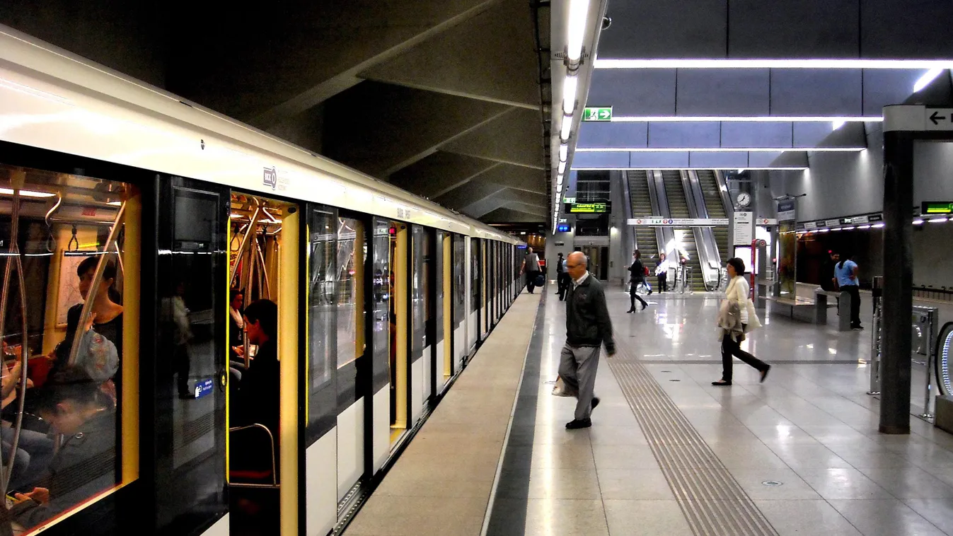 4-es metró Alstom-szerelvény KÖZLEKEDÉSI ESZKÖZ KÖZLEKEDÉSI LÉTESÍTMÉNY M4-es metró mélyállomás metró metróállomás peron SZEMÉLY utas M4-es metró Budapest, 2014. október 18.
Utasok szállnak be a BKK 4-es metró vonalán közlekedő egyik Alstom-szerelvénybe a