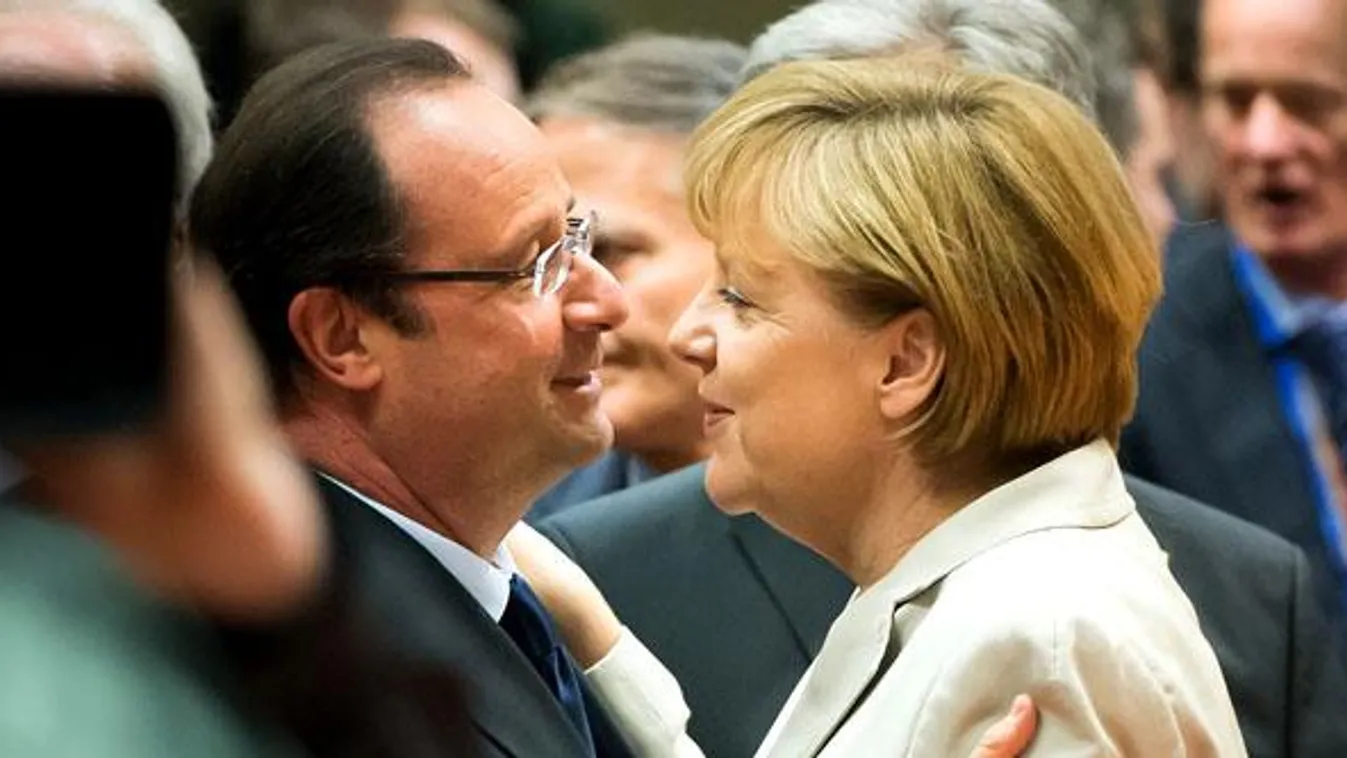 Francois Hollande francia elnök és Angela Merkel német kancellár bensőségesen üdvözlik egymást az Európai Unió csúcstalálkozóján Brüsszelben 